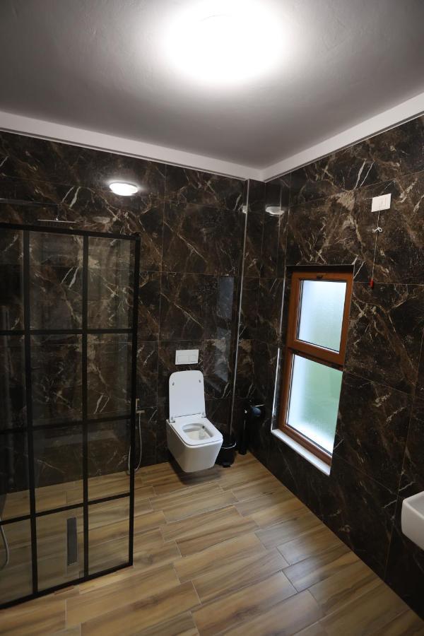 House Of Horses Shtepia E Kuajve Hotel Korce Eksteriør billede