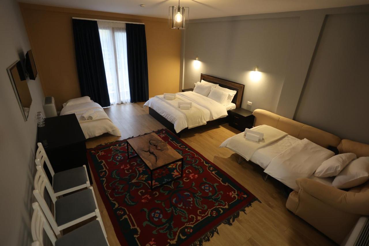 House Of Horses Shtepia E Kuajve Hotel Korce Eksteriør billede