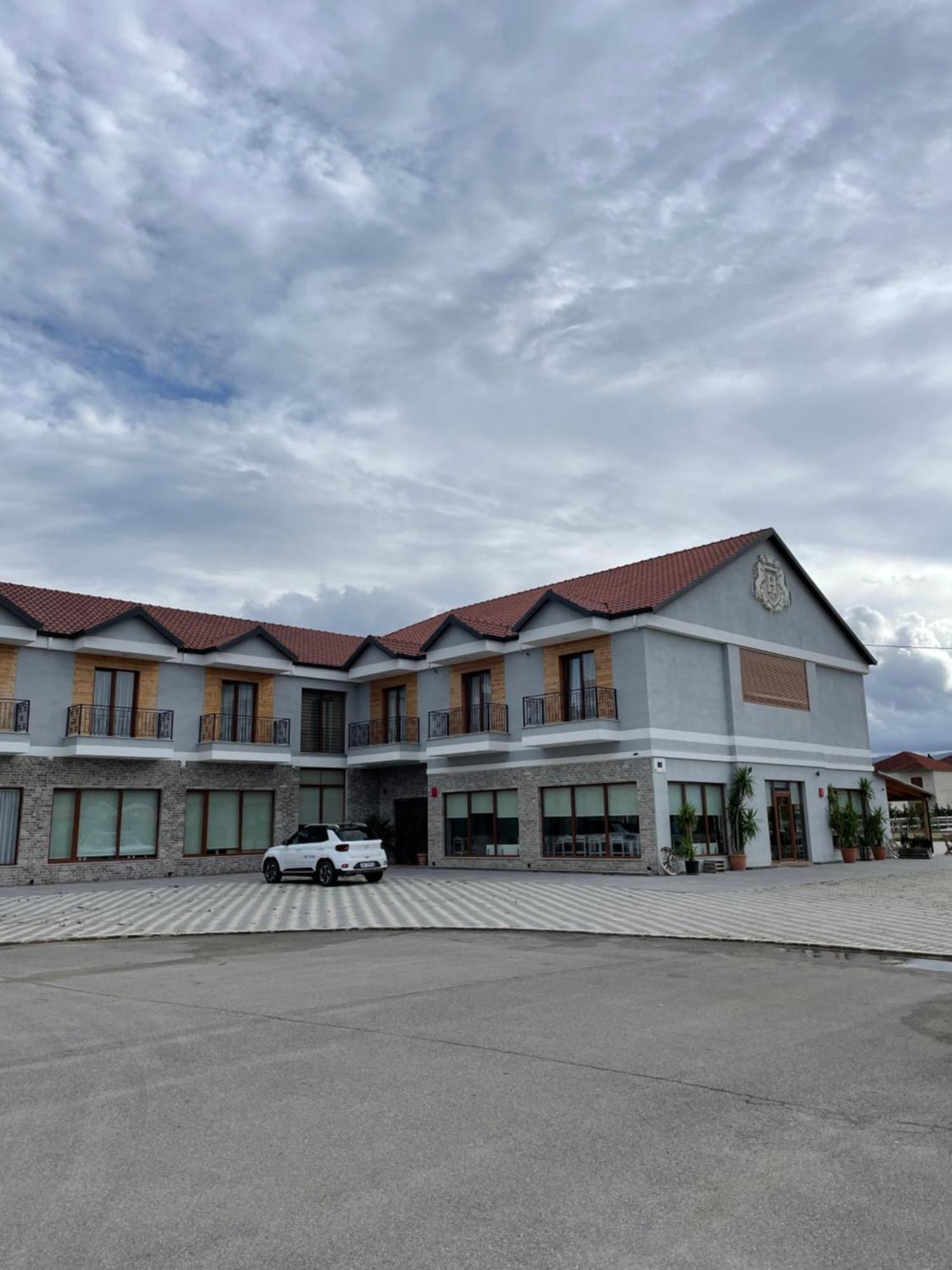 House Of Horses Shtepia E Kuajve Hotel Korce Eksteriør billede